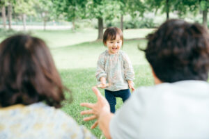 パリ 家族 写真 いつもの公園で遊ぶ家族時間