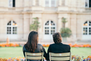 パリ リュクサンブール公園 カップルフォト 朝の光と緑