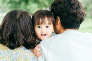 パリ 家族 写真 いつもの公園で遊ぶ家族時間