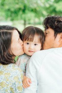パリ 家族 写真 いつもの公園で遊ぶ家族時間