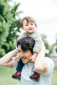 パリ 家族 写真 いつもの公園で遊ぶ家族時間