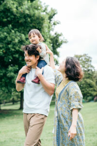 パリ 家族 写真 いつもの公園で遊ぶ家族時間