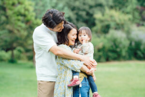 パリ 家族 写真 いつもの公園で遊ぶ家族時間