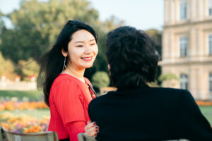 パリ リュクサンブール公園 カップルフォト 朝の光と緑