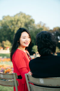 パリ リュクサンブール公園 カップルフォト 朝の光と緑