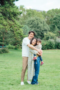 パリ 家族 写真 いつもの公園で遊ぶ家族時間