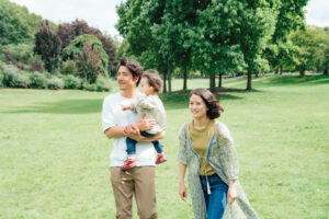 パリ 家族 写真 いつもの公園で遊ぶ家族時間