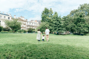 パリ 家族 写真 いつもの公園で遊ぶ家族時間