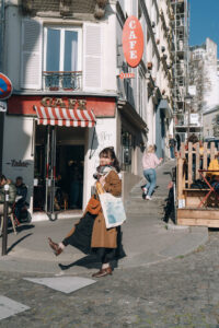 秋晴れのモンマルトルで撮るポートレート写真