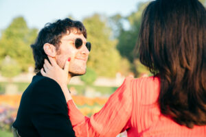 パリ リュクサンブール公園 カップルフォト 朝の光と緑