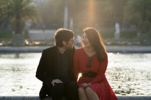 パリ リュクサンブール公園 カップルフォト 朝の光と緑