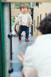 パリ 家族 写真 いつもの公園で遊ぶ家族時間