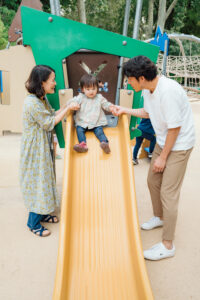 パリ 家族 写真 いつもの公園で遊ぶ家族時間