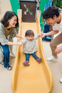 パリ 家族 写真 いつもの公園で遊ぶ家族時間