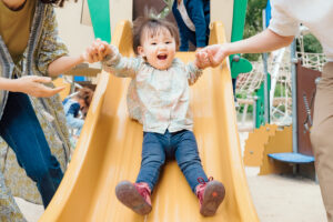 パリ 家族 写真 いつもの公園で遊ぶ家族時間