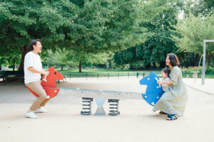 パリ 家族 写真 いつもの公園で遊ぶ家族時間