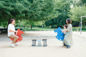 パリ 家族 写真 いつもの公園で遊ぶ家族時間