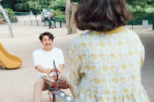 パリ 家族 写真 いつもの公園で遊ぶ家族時間