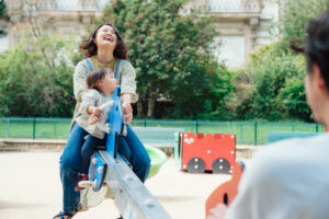 パリ 家族 写真 いつもの公園で遊ぶ家族時間
