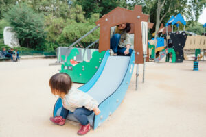 パリ 家族 写真 いつもの公園で遊ぶ家族時間