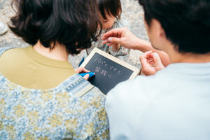 パリ 家族 写真 いつもの公園で遊ぶ家族時間
