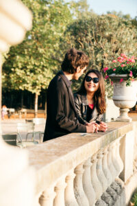 パリ リュクサンブール公園 カップルフォト 朝の光と緑