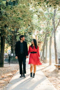 パリ リュクサンブール公園 カップルフォト 朝の光と緑