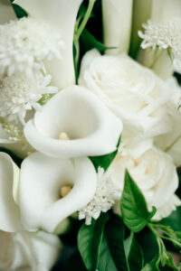 パリ・アメリカンチャーチでの挙式写真 白ベースのブーケ