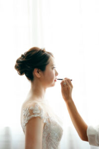 パリ・アメリカンチャーチでの挙式写真 メイクアップシーン