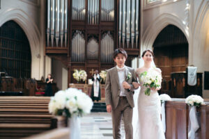 パリ・アメリカンチャーチでの挙式写真 退場 ステンドグラスの光