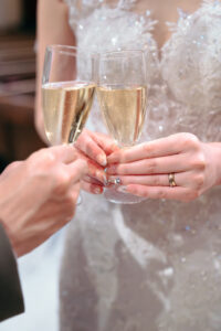 パリ・アメリカンチャーチでの挙式写真 シャンパンで乾杯