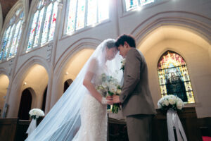 パリ・アメリカンチャーチでの挙式写真 ステンドグラスの光に包まれて