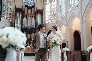 パリ・アメリカンチャーチでの挙式写真 笑いあう二人