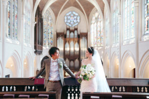 パリ・アメリカンチャーチでの挙式写真 ステンドグラスを背景に