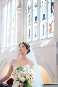 パリ・アメリカンチャーチでの挙式写真 ステンドグラスを背景に