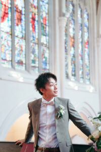 パリ・アメリカンチャーチでの挙式写真 ステンドグラスを背景に