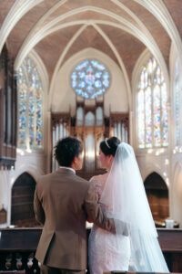 パリ・アメリカンチャーチでの挙式写真 ステンドグラスを背景に