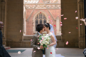 パリでのフォトウェディング フラワーシャワー