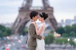 エッフェル塔を背景にしたフォトウェディング