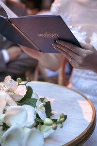 パリでのフォトウェディング カフェのテラス席