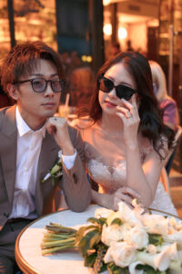 パリでのナイトフォトウェディング サングラスショット