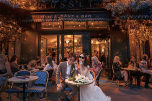 パリでのナイトフォトウェディング テラス席