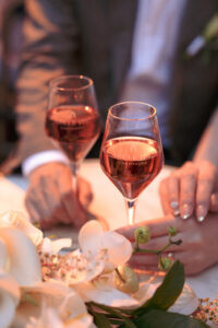 パリでのナイトフォトウェディング ワイングラスと二人