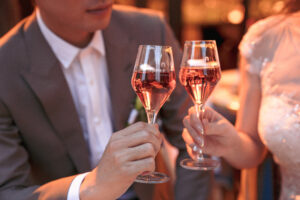 パリでのナイトフォトウェディング シャンパンで乾杯