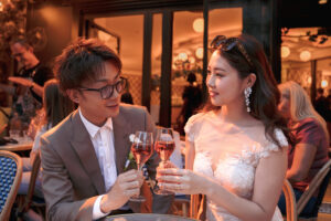 パリでのナイトフォトウェディング 乾杯をするカップル