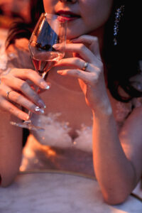 パリでのナイトフォトウェディング ロマンチックな雰囲気で