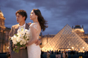 ルーヴル美術館でのナイトフォトウェディング ピラミッド背景