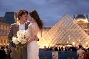 ルーヴル美術館でのナイトフォトウェディング 見つめあう二人