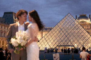 ルーヴル美術館でのナイトフォトウェディング 煌めくピラミッド