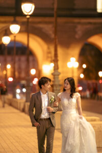 パリでのナイトフォトウェディング ルーヴル美術館の街灯